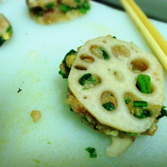3) Fill lotus roots with tasty pork!
